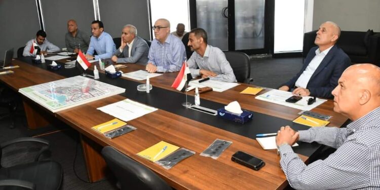 وزير الإسكان يعقد اجتماعا بمنطقة الأبراج الشاطئية