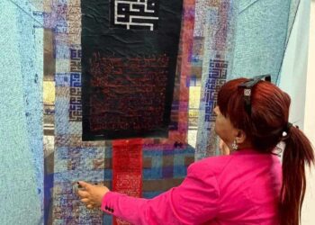 امرأة تعبر طريق الشّمس …