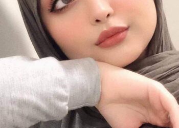 وَيَلُفُّنِي وَجَعُ الحَنِينِ وَأدَّعِي …