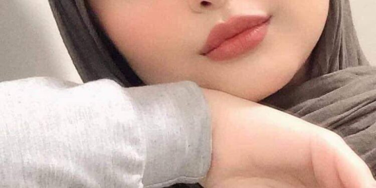 وَيَلُفُّنِي وَجَعُ الحَنِينِ وَأدَّعِي …