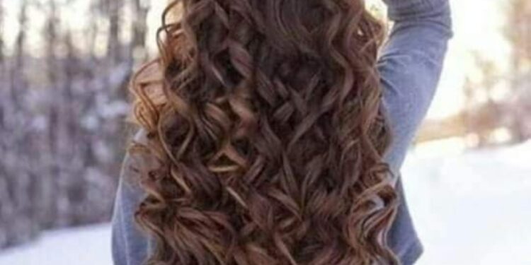 يا امرَأة !  أَصغِي للغَابِ فِي القَريَةِ…