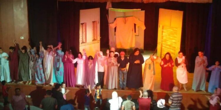 مسرح قصر ثقافة بلبيس يقدم مسرحية “مين يأكل أبوه”