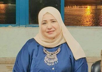 خبَّأتُ أشواقي ولهفَ توجُعي …