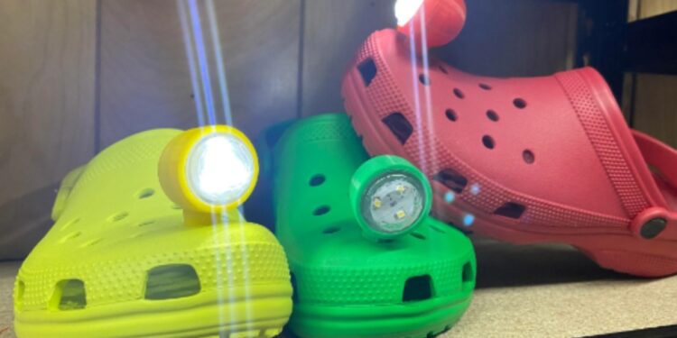 شركة أمريكية تصدر حذاء صيفى مصمم بكشاف..