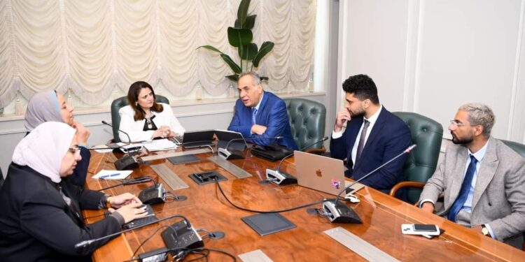 وزيرة الهجرة تستعرض تطبيق «المصريين في الخارج»