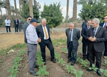 وزير الزراعة يتفقد المزارع البحثية والإرشادية بمركز البحوث الزراعية