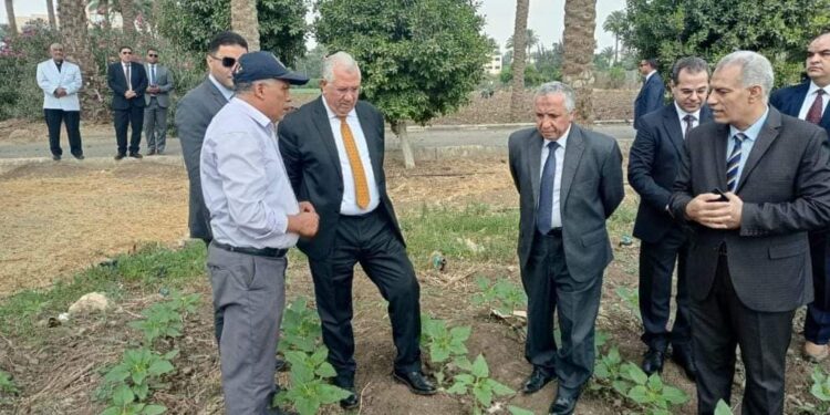 وزير الزراعة يتفقد المزارع البحثية والإرشادية بمركز البحوث الزراعية