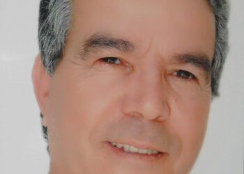 عِندَما تَلُفٌني عًبائَة الحُزن …