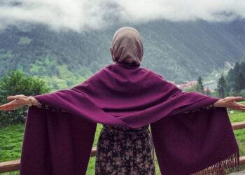 نَتَكَبَّدُ الْمَعَانَاهْ لاَجْلِ مِنْ نُحِبٍ