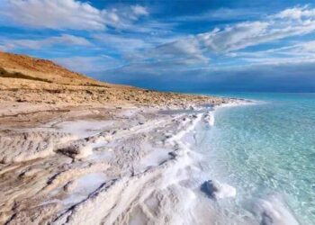 ما سبب ملوحة البحر الميت الزائدة عن باقي المسطحات المائية على سطح الأرض ؟