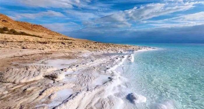 ما سبب ملوحة البحر الميت الزائدة عن باقي المسطحات المائية على سطح الأرض ؟