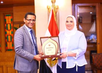 وزيرة التضامن الإجتماعي تلتقي نقيب الصحفيين