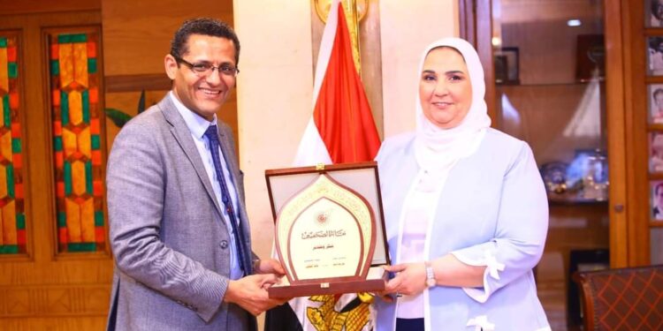 وزيرة التضامن الإجتماعي تلتقي نقيب الصحفيين