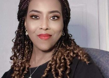 أنا أضع ُ الشَعرَ المستعار