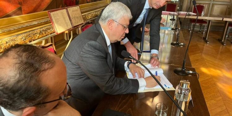 وزير التعليم العالي يوقع على صك هبة “بيت مصر”