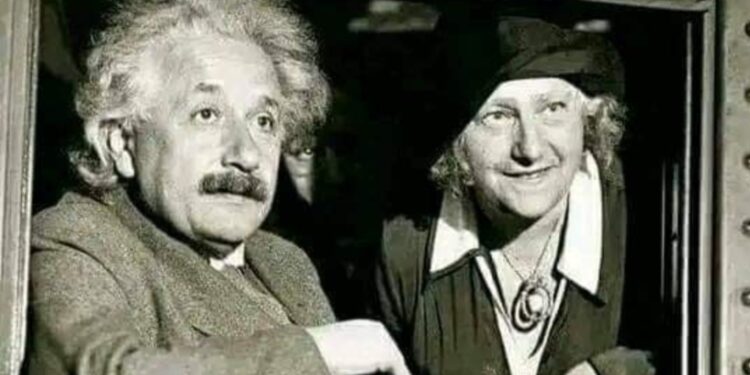 أذكى رجل في العالم إينشتاين مع زوجته ميلفا ماريك.