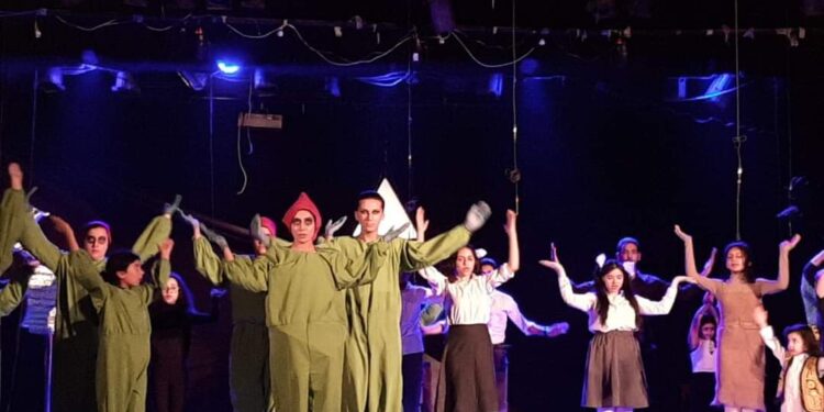 هجوم على كوكب الأرض” على مسرح الطفل بالدقهلية