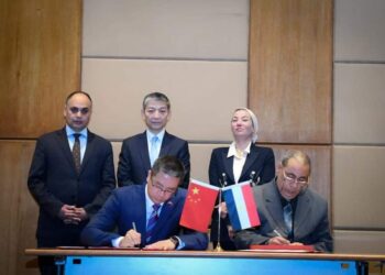 وزيرة البيئة وسفير الصين بالقاهرة يشهدان التوقيع على شهادة تسلم البضائع الموفرة للطاقة …       