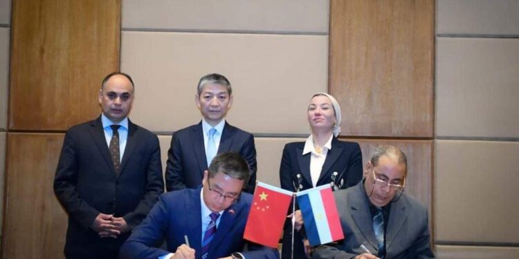 وزيرة البيئة وسفير الصين بالقاهرة يشهدان التوقيع على شهادة تسلم البضائع الموفرة للطاقة …       