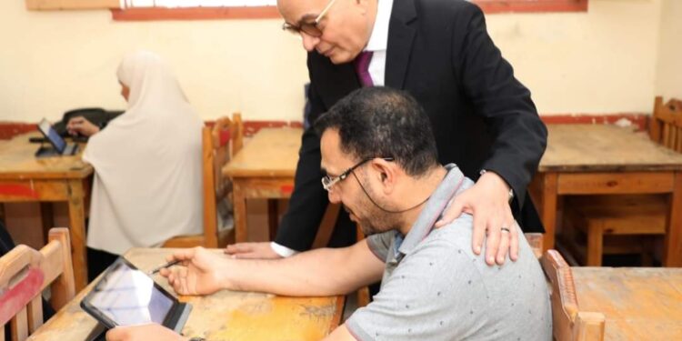 وزير التربية والتعليم يتفقد مقر التصحيح الإلكتروني بمدرسة المنصورة العسكرية