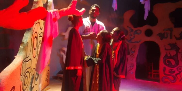 عادات وتقاليد الصعيد في مسرحية “ليلة عشق” بالأقصر  كتب : أشرف كمال 