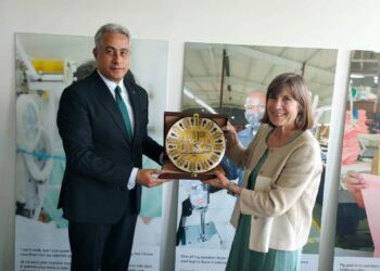 وزير العمل يلتقي كارين كيرتس مدير قسم الحريات النقابية بمنظمة العمل الدولية .