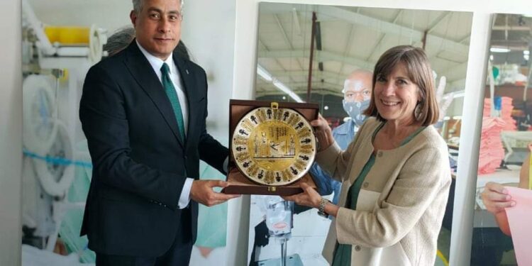 وزير العمل يلتقي كارين كيرتس مدير قسم الحريات النقابية بمنظمة العمل الدولية .