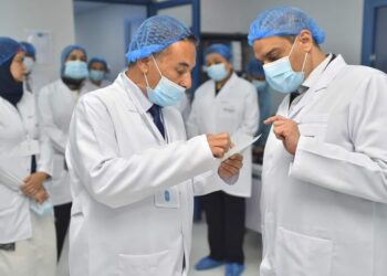 رئيس هيئة الدواء يقوم بزيارة تفقدية لمصنع أوبتالاين للمستلزمات الطبية