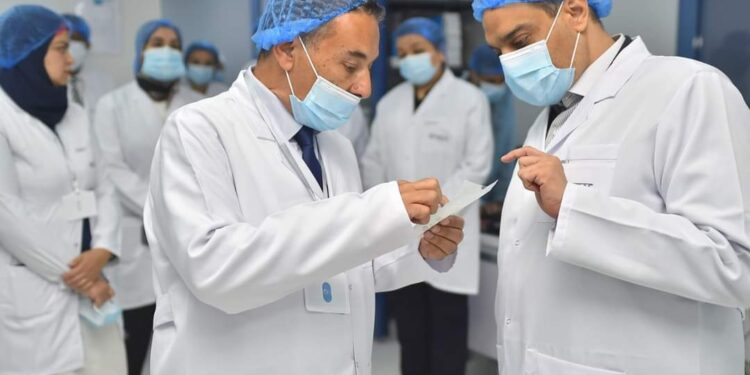 رئيس هيئة الدواء يقوم بزيارة تفقدية لمصنع أوبتالاين للمستلزمات الطبية