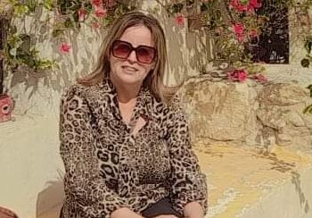 فِي اللَّيلِ حَيثُ قَصَائدي أقْدَاحُ …