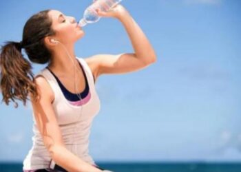 ماذا يحدث في الجسم عند التوقف عن شرب الماء لمدة 12 ساعة؟