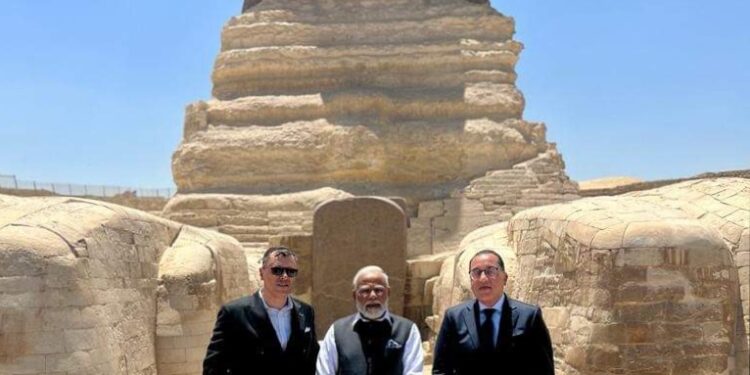 رئيس الوزراء يصطحب نظيره الهندي في جولة بمنطقة الأهرامات