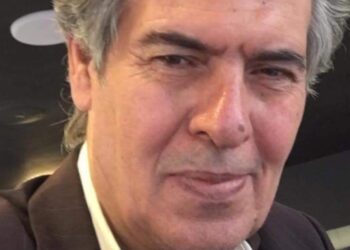 لاَ أَعْلَمُ مَاذَا تَطْلُبُ هَذِي المِرْآةُ …