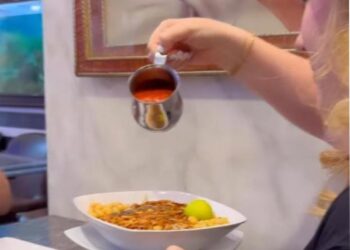 بلوجر كندية شهيرة تروج للسياحة المصرية من مطعم كشري بالقاهرة