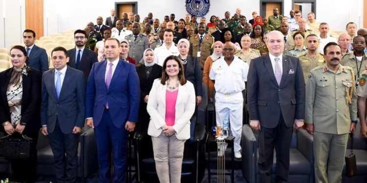 وزيرة الهجرة تلتقي عددا من الملحقين العسكريين العرب والأجانب