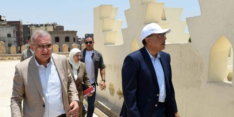 رئيس الوزراء يتابع سير العمل بعدد من قطاعات التطوير