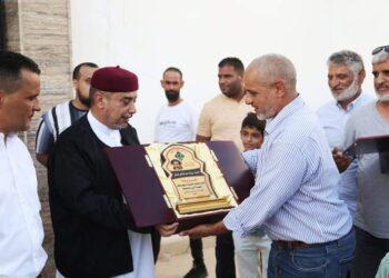 تكريم المجلس البلدي بنينا مدير ومدير مساعد السابقين بإدارة المطار بنينا