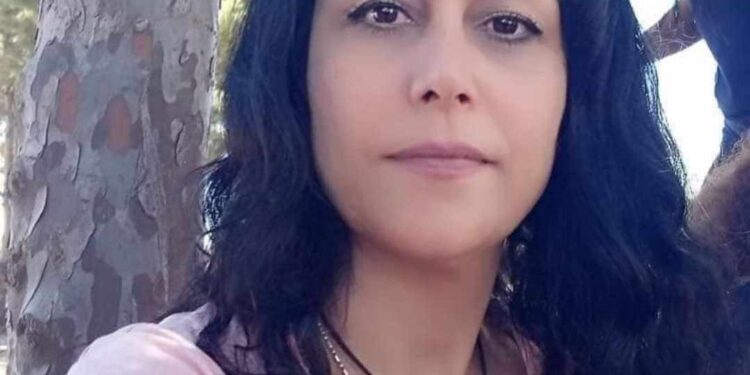 بخيوطٍ حمراء …