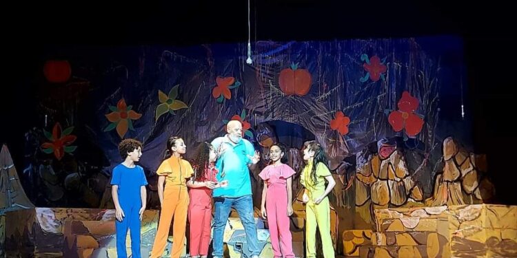 إقبال كبير على العرض المسرحي “بابا.. أنا آسف” لمسرح الطفل ببورسعيد