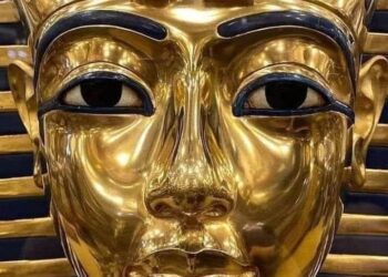 قناع الملك المصري الشاب “توت عنخ آمون”
