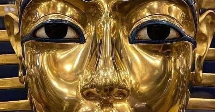 قناع الملك المصري الشاب “توت عنخ آمون”