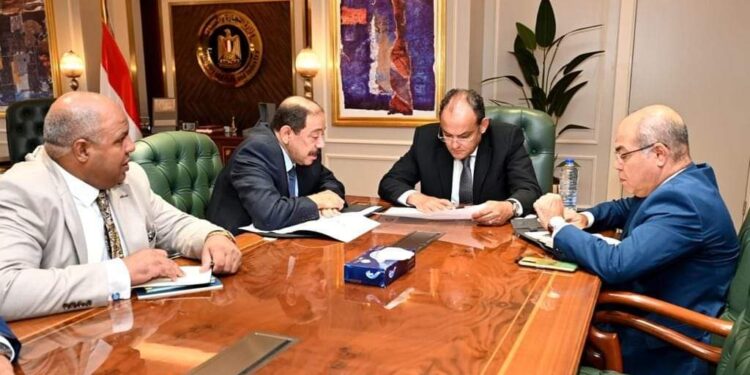 وزير التجارة والصناعة يستعرض تطورات مشروع تنمية منطقة المثلث الذهبي …