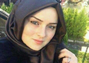 أعللُ فيك جنـونَ اشتياقي …