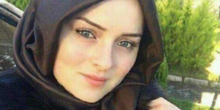 أعللُ فيك جنـونَ اشتياقي …