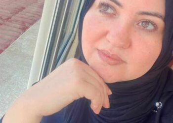 أنا الزهرة المنسية على حافة الطريق