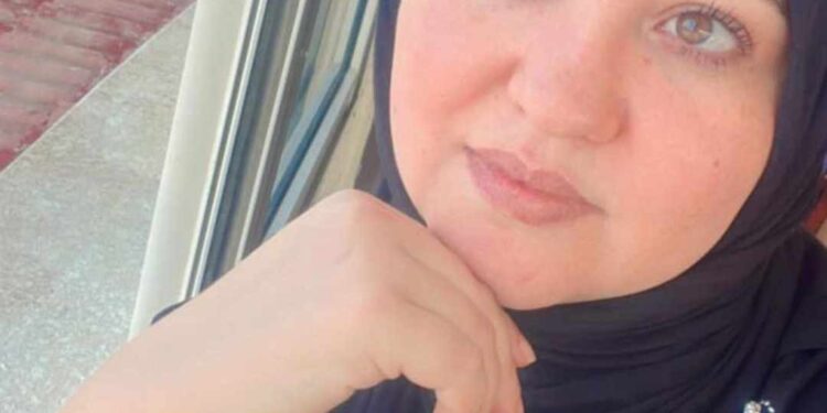 أنا الزهرة المنسية على حافة الطريق