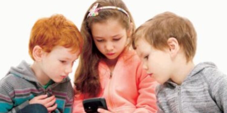 هولندا تحظر المحمول والساعات الذكية بالمدراس