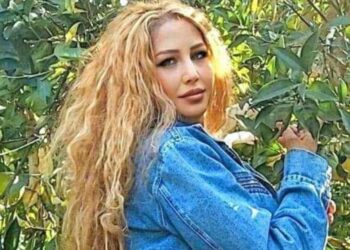 قال لها وهو يشير بأصابعه