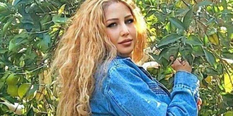 قال لها وهو يشير بأصابعه