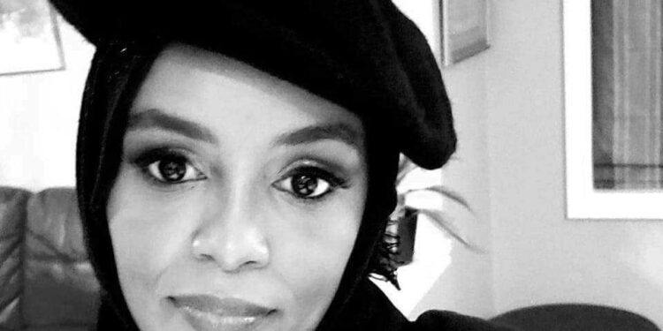 على قاب قوسينِ